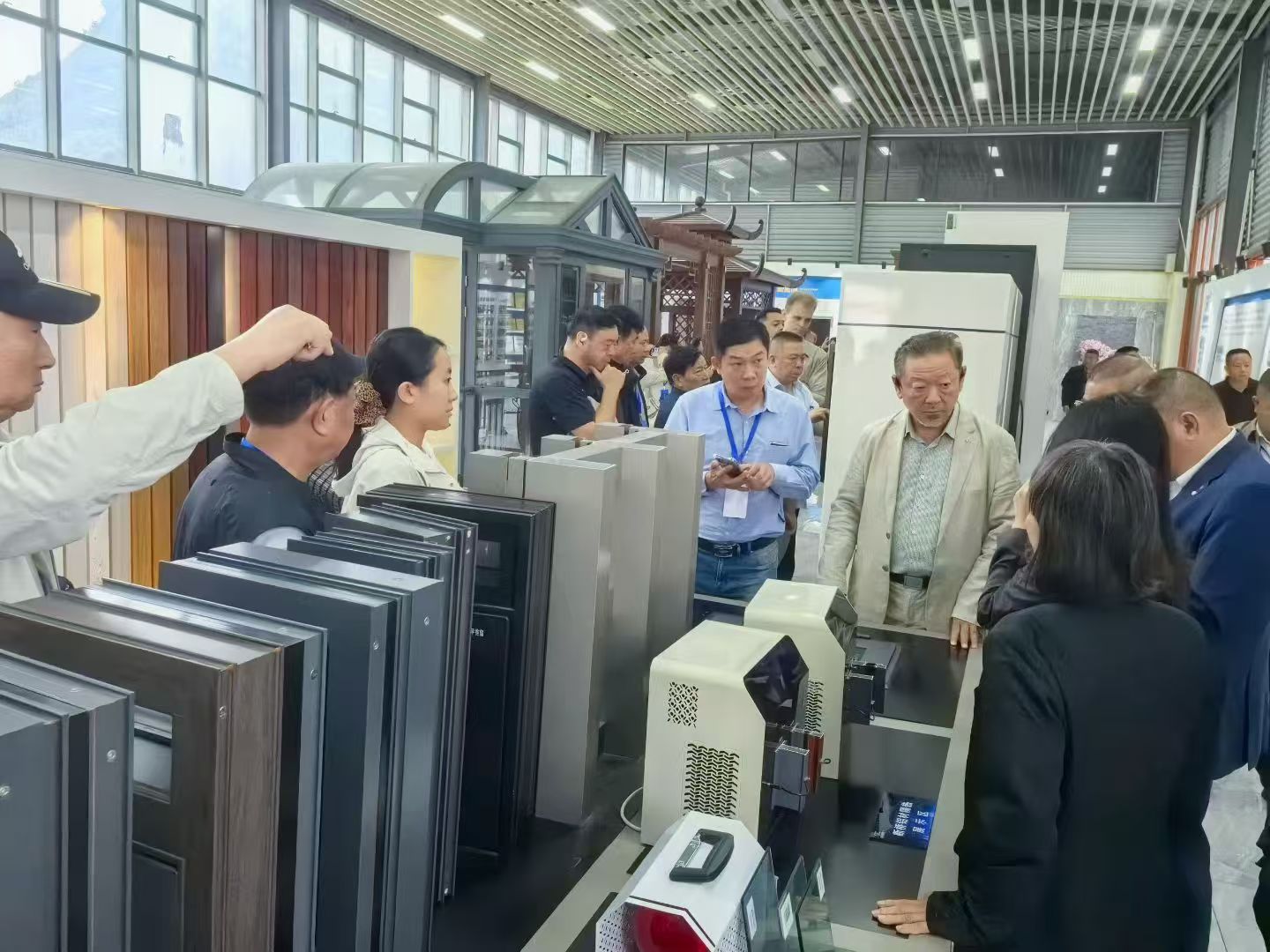 侨连五洲&middot;聚力贵州——10月15日，贵州省侨联党组书记，主席李立、贵州省侨联副主席杨黔生带队，200家海外侨胞企业家到贵州鉴黑论坛考察指导